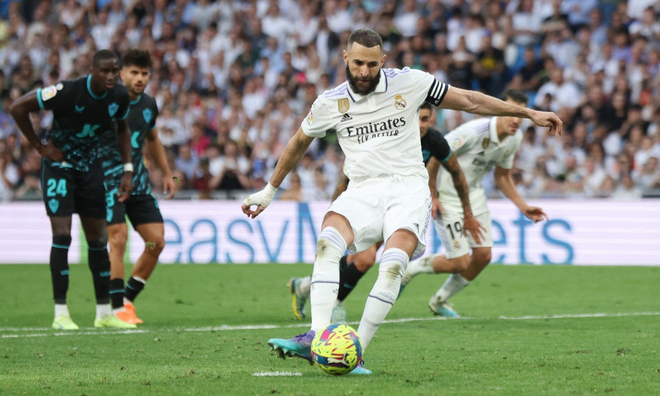 Benzema lập hat-trick, Real Madrid thắng rửa mặt
