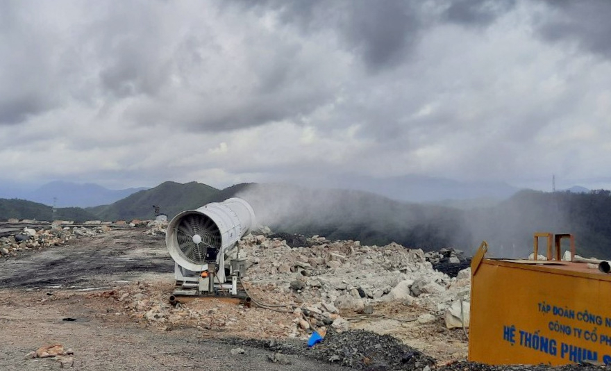 Hệ thống phun sương dập bụi quạt cao áp tại bãi thải Bàng Nâu (Công ty CP Than Cao Sơn) đưa vào sử dụng cuối năm 2019. Ảnh: Song Hà