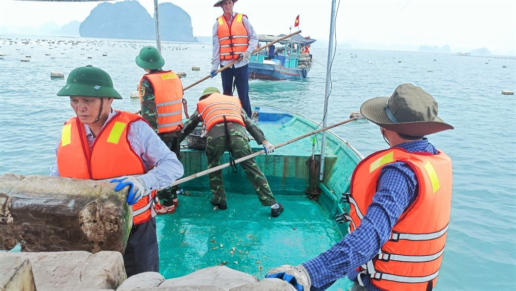 Cán bộ, công chức, viên chức của huyện Vân Đồn tham gia thu gom phao xốp.
