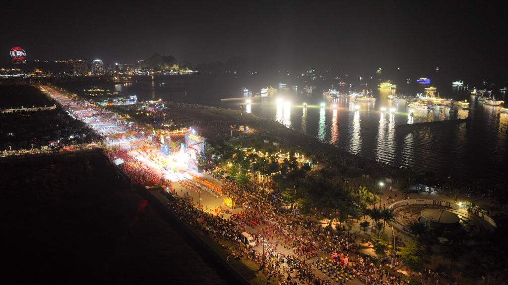 Carnaval rực rỡ sắc màu, thắp sáng Vịnh Hạ Long.