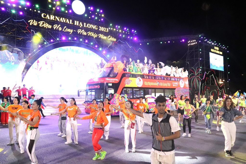 Carnaval Hạ Long 2023 mang đến những màn trình diễn sôi động.