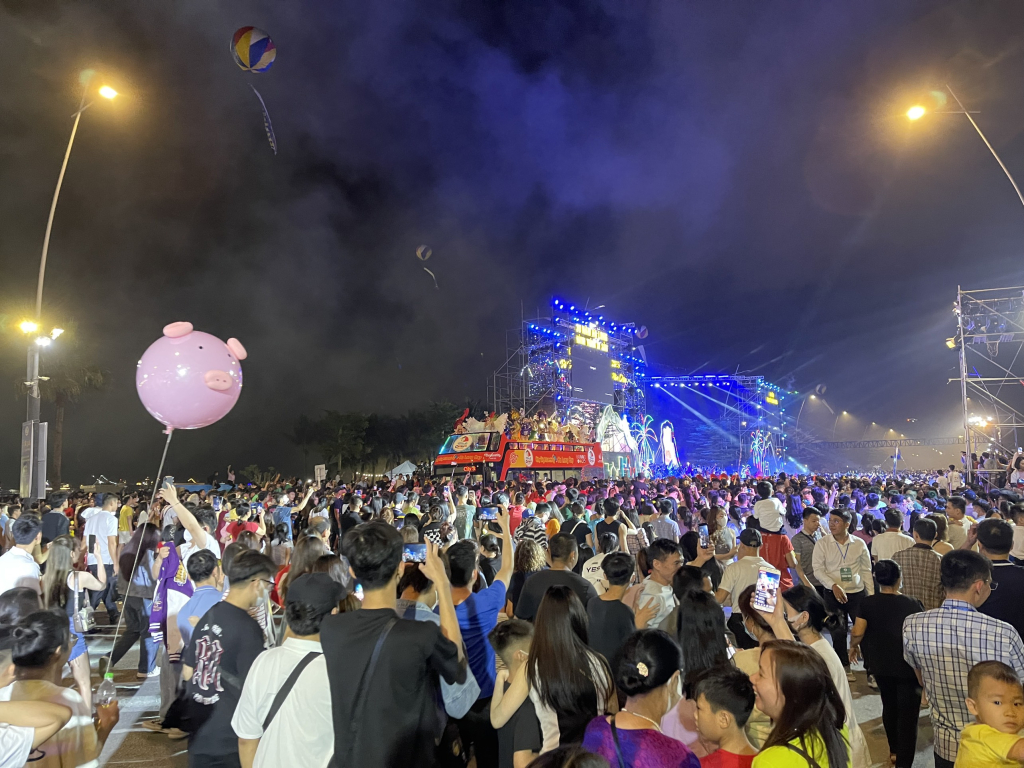 Người dân và du khách tham dự lễ hội Carnaval Hạ Long 2023. 