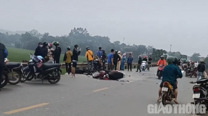 4 xe máy tông liên hoàn ở Phú Thọ, 2 người tử vong, 2 bị thương 1
