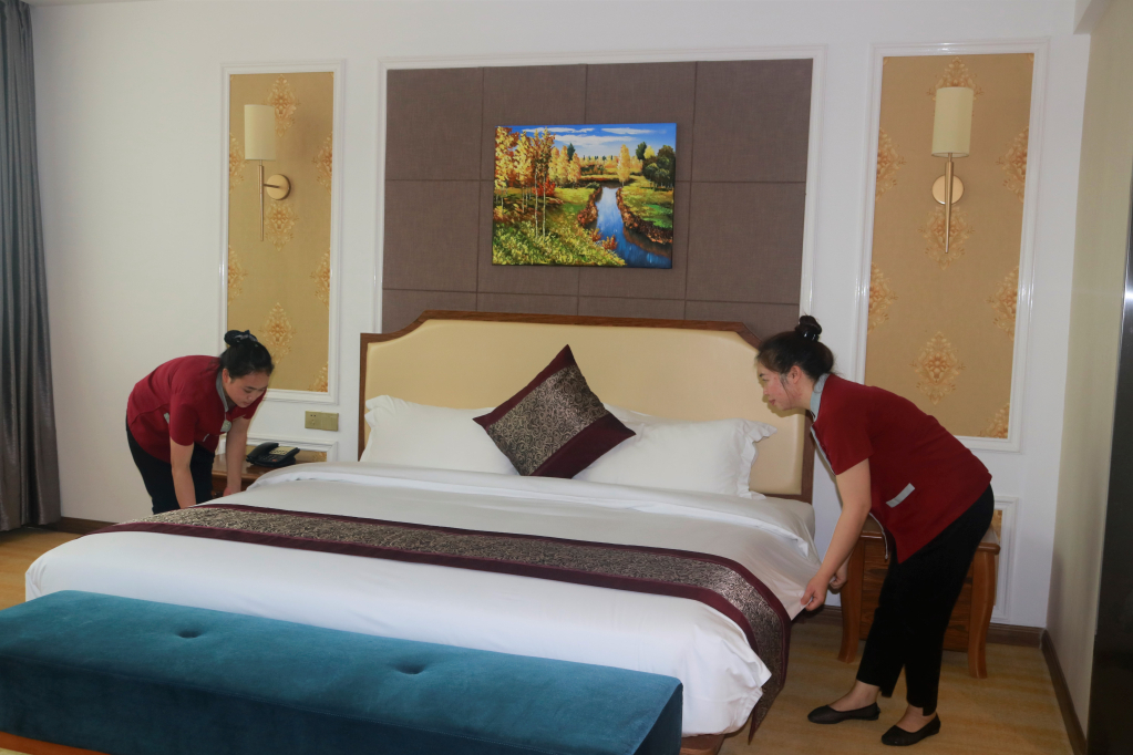 Nhân viên Khách sạn Hồng Vận Grand chuẩn bị phòng đón khách du lịch.
