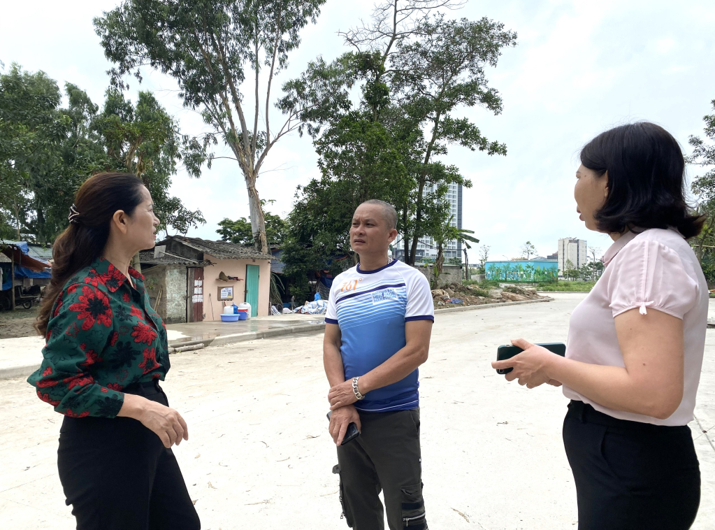 Ông Phạm Văn Khởi trao đổi với cán bộ phường và khu phố về con đường mới mở. 