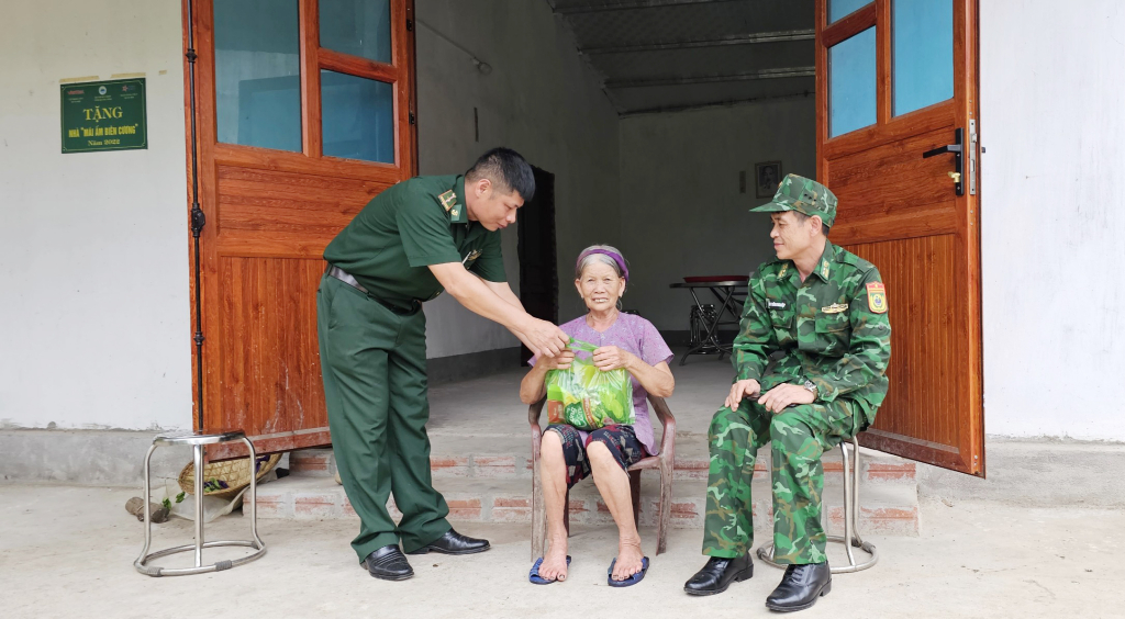 Bà Vi Thị Sẹc, 77 tuổi, vợ Liệt sỹ tái giá ở thôn Đồng Cặm, xã Hoành Mô bên ngôi nhà mới được lực lượng BĐBP hỗ trợ kinh phí, ngày công xây dựng.