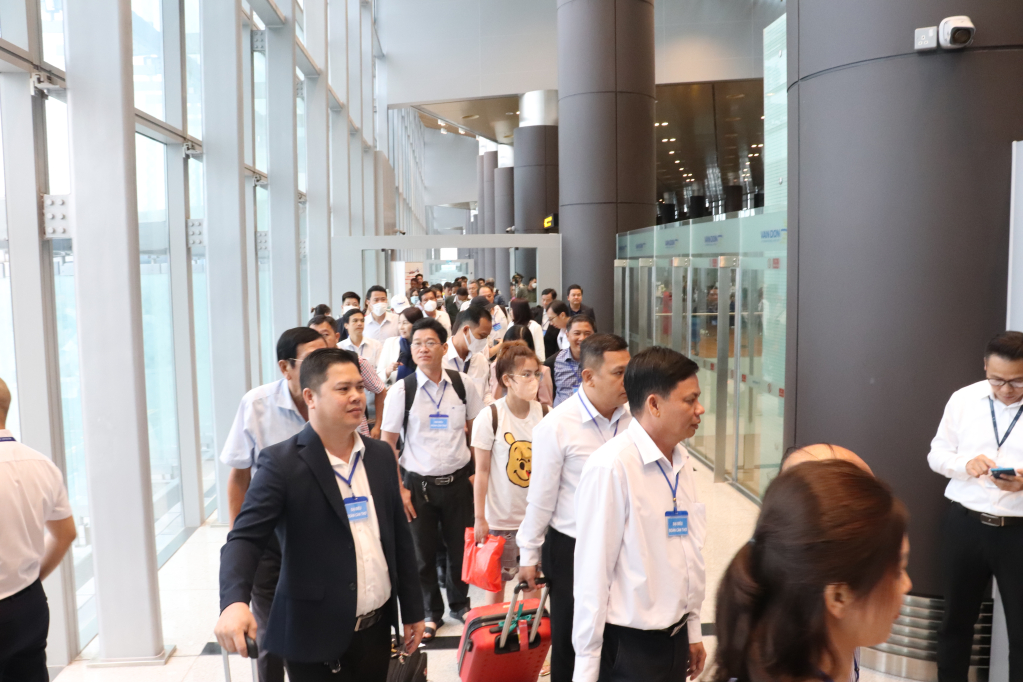 Du khách từ Cần Thơ đến Quảng Ninh qua Cảng hàng không quốc tế Vân Đồn. 