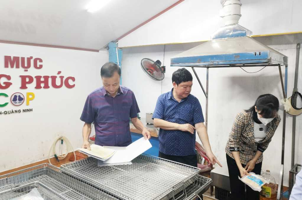Đoàn kiểm tra liên ngành số 2 kiểm tra ATTP tại cơ sở chế biến chả mực Phúc Vân, thị trấn Cái Rồng, huyện Vân Đồn.