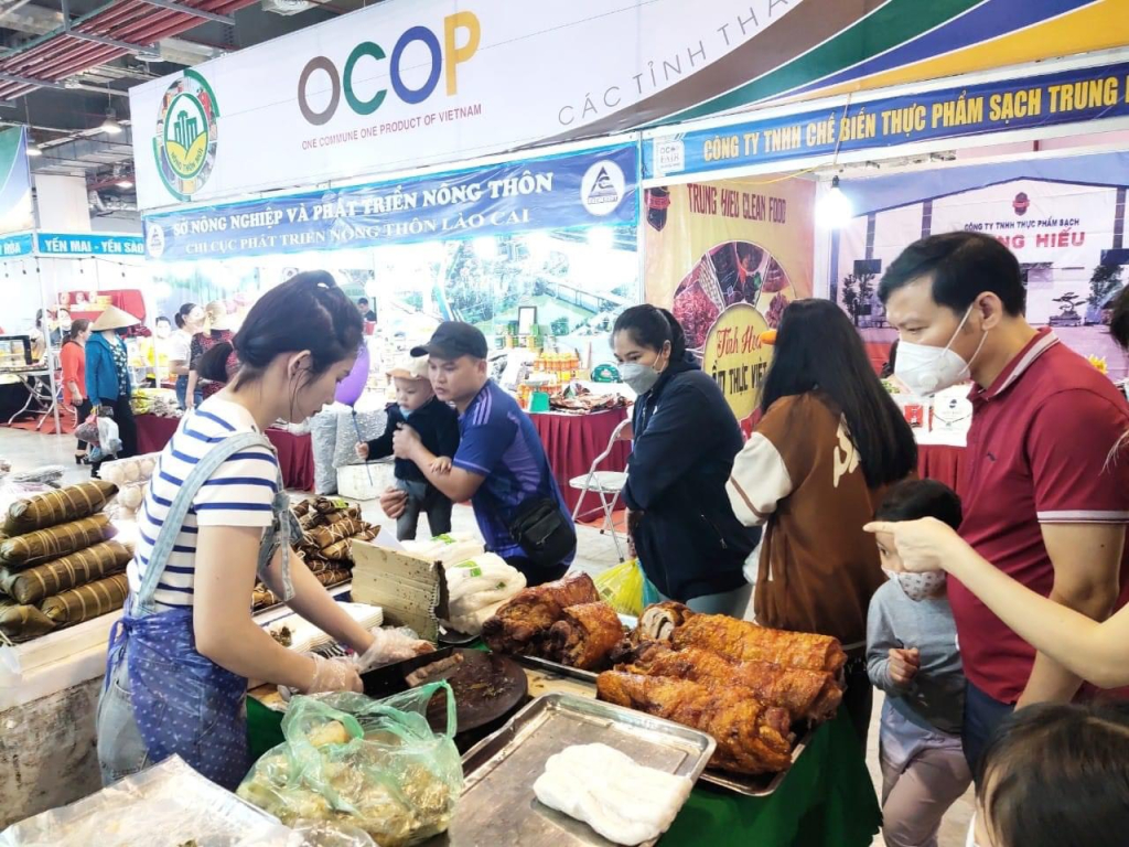 Du khách mua sắm tại Hội chợ OCOP Quảng Ninh - Hè 2023.