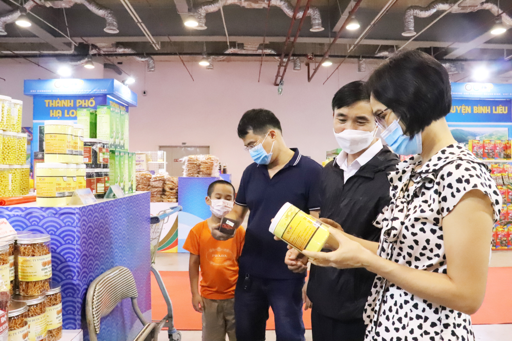 Nhiều sản phẩm OCOP trong và ngoài tỉnh được bày bán tại Hội chợ OCOP Quảng Ninh - Hè 2023 thu hút đông đảo người dân, du khách thăm quan, mua sắm.