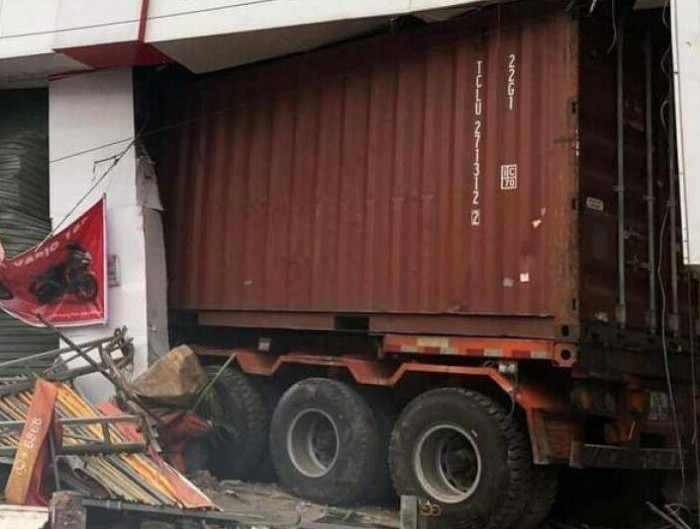 Bình Thuận: Xe đầu kéo va chạm xe máy, hai người tử vong trên QL1 1
