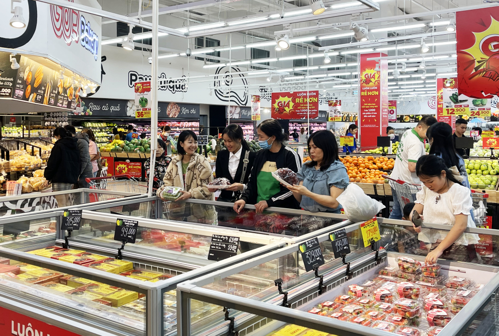 Người dân mua sắm hàng hóa tại siêu thị Go! Hạ Long.