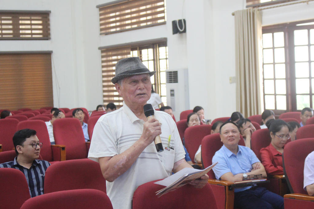 Cử tri huyện Đầm Hà tham gia ý kiến tại hội nghị