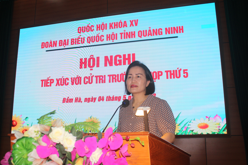 Đồng chí Trần Thị Kim Nhung, Ủy viên Thường trực Uỷ ban pháp luật của Quốc hội, Đại biểu Quốc hội tỉnh Quảng Ninh khoá XV, báo cáo trước cử tri tại hội nghị.