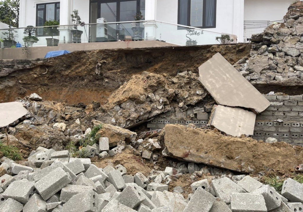 Hiện trường vụ sập kè chắn đất làm 1 người tử vong tại phường Hà Khẩu, TP Hạ Long ngày 29/3 vừa qua. Ảnh Ban Tuyên giáo Thành uỷ Hạ Long cung cấp.
