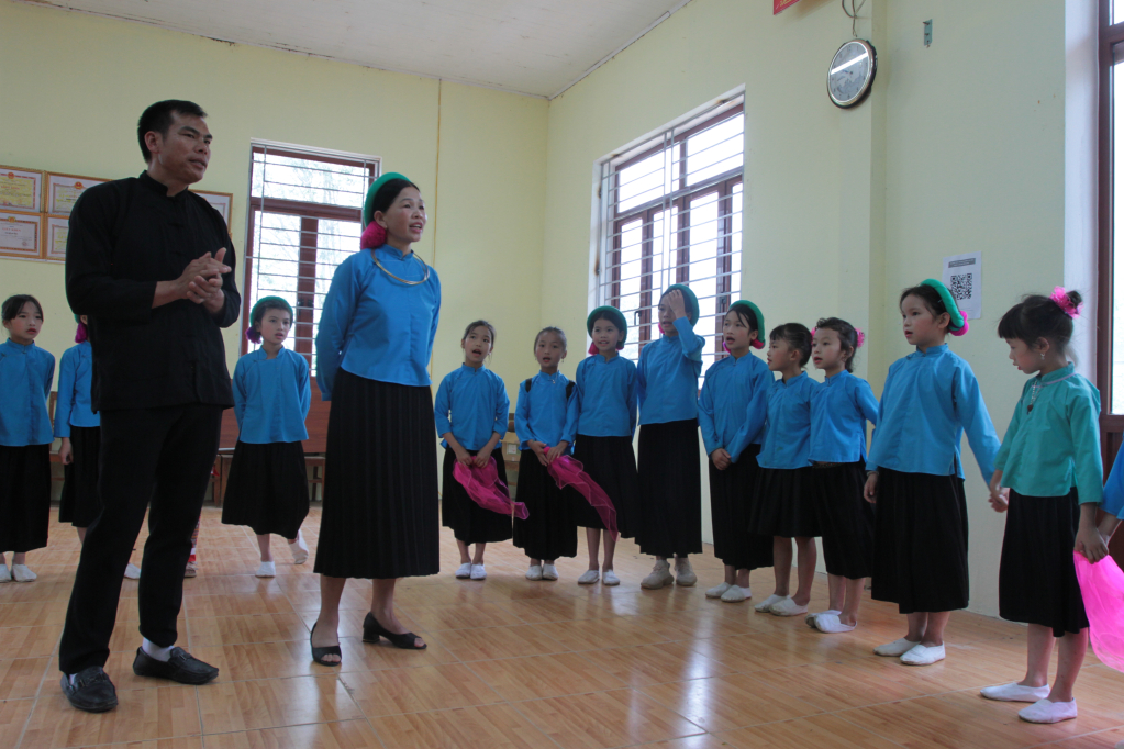 Nghệ nhân dân gian dạy hát cho học sinh xã Húc Động.