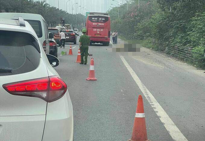 Tai nạn với ô tô khách trên Đại lộ Thăng Long, nữ tài xế xe máy tử vong 1