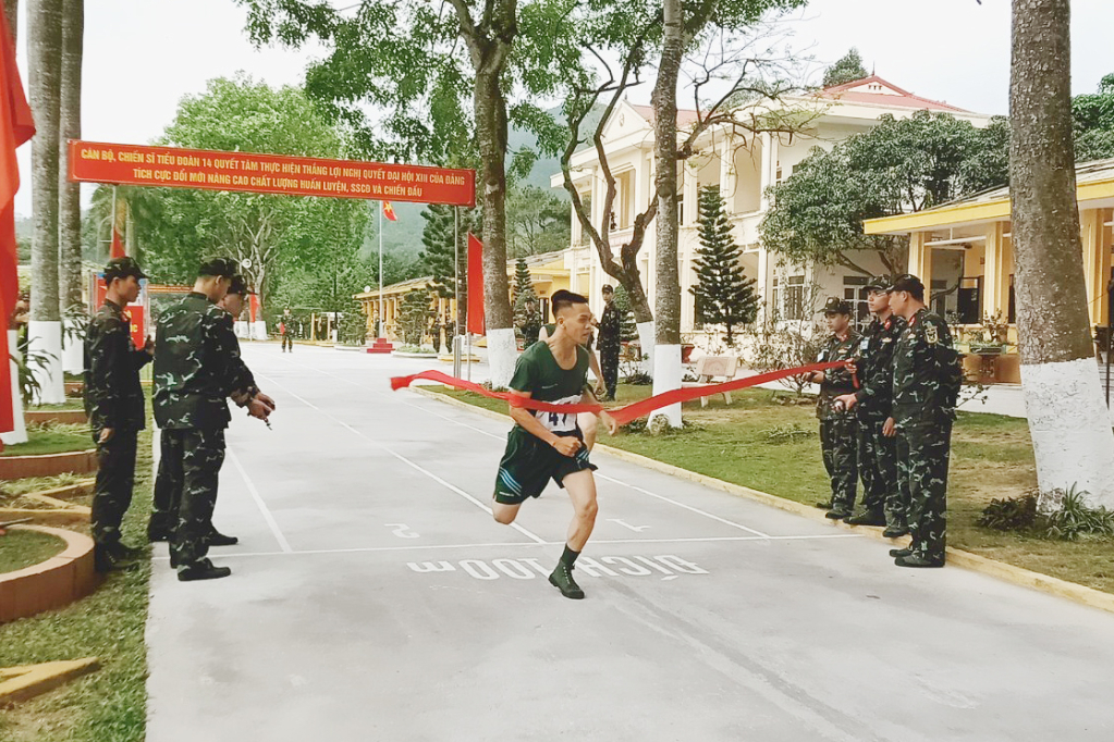 CSM Trung đoàn 244 sếp thứ nhất đồng đội chạy 100m.