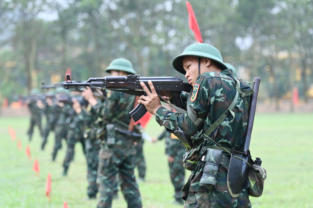 CSM Trung đoàn 244 (Bộ CHQS tỉnh Quảng Ninh), thực hiện hội thao nội dung bắn súng tiểu liên AK bài 1(tư thế đứng bắn).