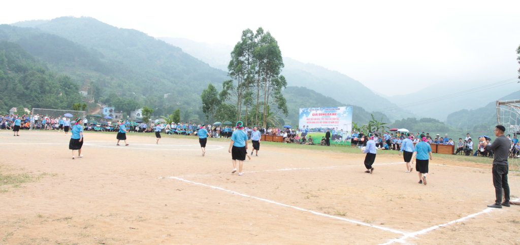 Trận đấu giữa Câu lạc bộ bóng đá nữ Sán Chỉ Khe Vằn xã Húc Động với Câu lạc bộ bóng đá nữ Sán Chỉ xã Đại Dực, huyện Tiên Yên.