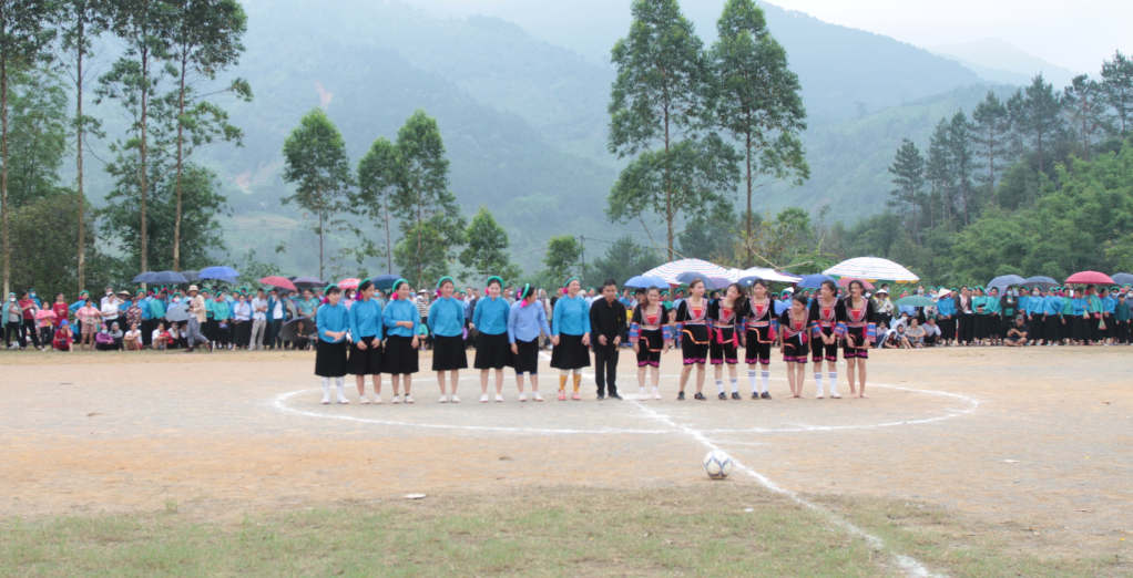 Hai đội  bóng đá nữ Sán Chỉ Cao Ly xã Húc Động, huyện Bình Liêu và Câu lạc bộ bóng đá nữ người Dao xã Hải Sơn, TP Móng Cái  cúi chào khán giả.