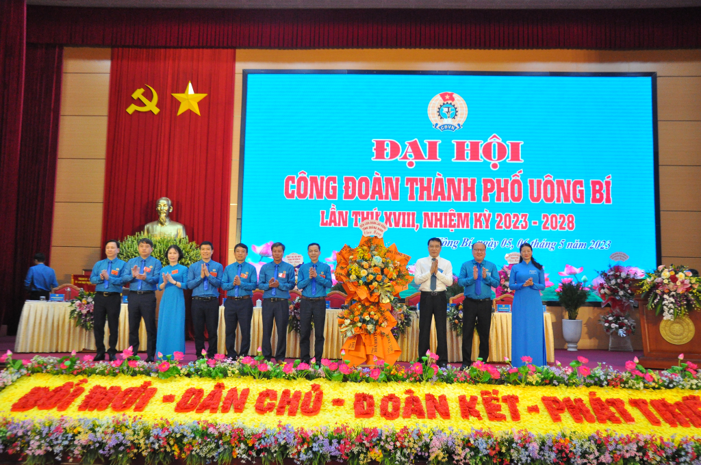 Đồng chí Tô Xuân Thao, Chủ tịch LĐLĐ tỉnh tặng hoa chúc mừng Đại hội.