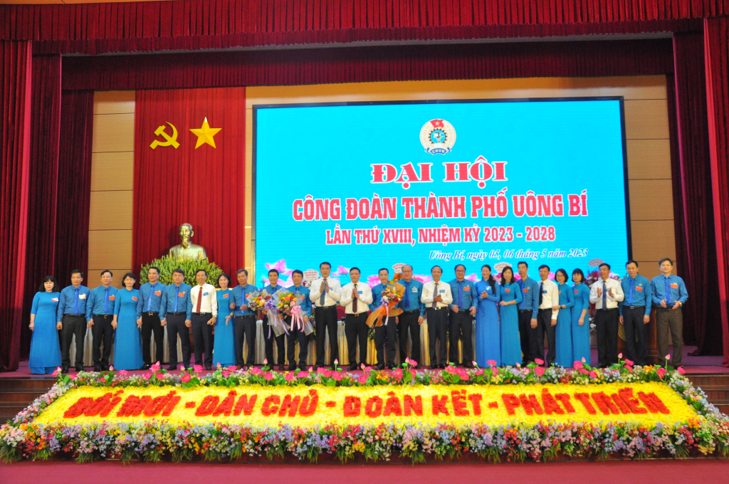 Lãnh đạo LĐLĐ tỉnh và thành phố Uông Bí tặng hoa chúc mừng Đại hội.