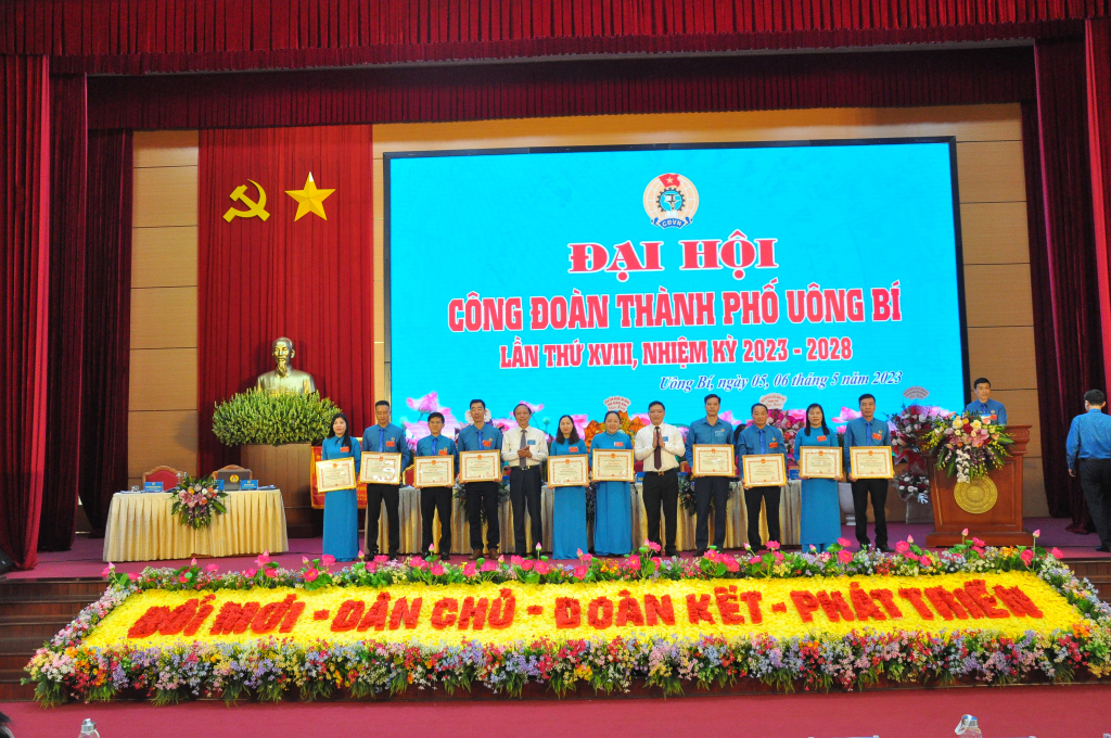 Lãnh đạo thành phố Uông Bí khen thưởng cho các tập thể, cá nhân có thành tích xuất sắc.