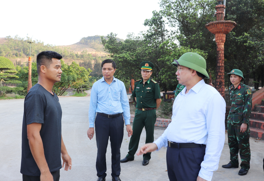 Đồng chí Nguyễn Xuân Ký, Ủy viên Trung ương Đảng, Bí thư Tỉnh ủy, Chủ tịch HĐND tỉnh cùng đoàn công tác kiểm tra tại đảo Thẻ Vàng.
