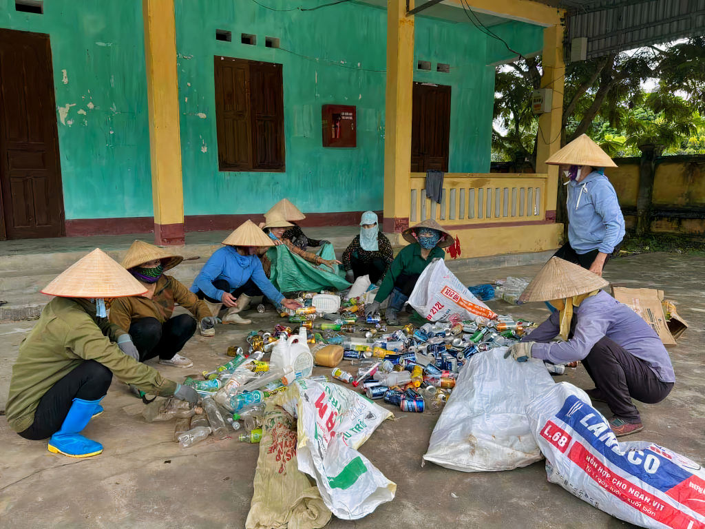 Chi hội phụ nữ khu Mai Hòa, phường Đông Mai (TX Quảng Yên) thu gom rác thải nhựa triển khai mô hình