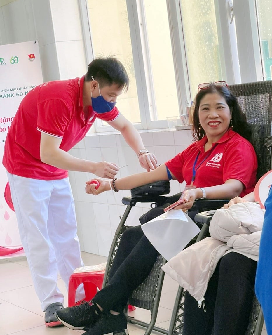 Bà Trần Thị Minh tham gia hiến máu tình nguyện tại Bệnh viện Bãi Cháy, tháng 3/2023 (Ảnh: Nhân vật cung cấp)