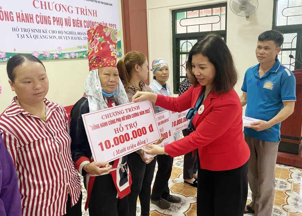 Lãnh đạo Hội Chữ thập đỏ tỉnh trao nguồn vốn hỗ trợ sinh kế cho phụ nữ có hoàn cảnh khó khăn tại xã Quảng Sơn (huyện Hải Hà) tháng 4/2023.