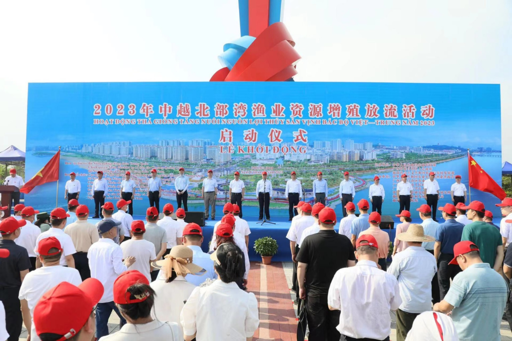 Các đại biểu Việt Nam- Trung Quốc tham dự lễ thả giống tái tạo nguồn lợi thủy sản trong Vịnh Bắc Bộ diễn ra tại thành phố Đông Hưng (Trung Quốc). 
