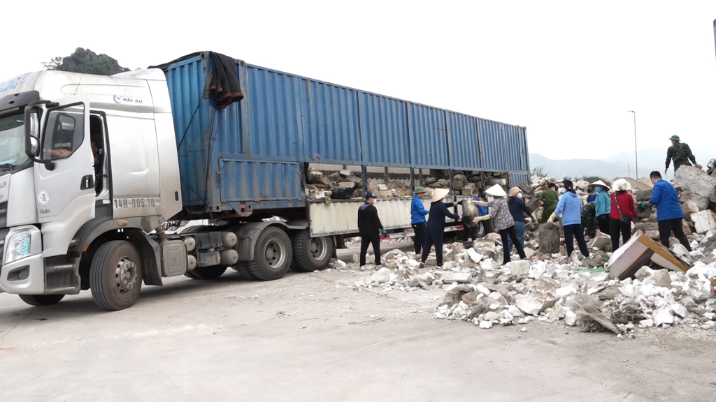 Huyện Vân Đồn đã bốc xếp được trên 25.000 quả  phao xốp lên xe chở đến nhà máy xử lý theo hướng dẫn của Sở Tài nguyên và Môi trường