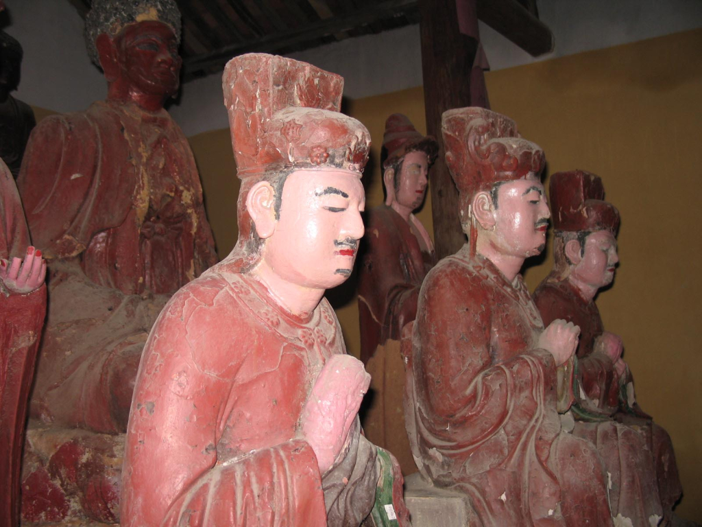 Những pho tượng đất sét ở chùa Mỹ Cụ (Đông Triều) có niên đại thời Mạc (thế kỷ XVI).