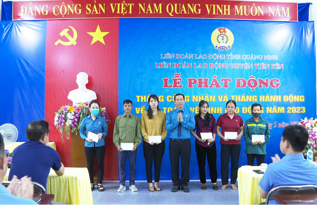 Lãnh đạo LĐLĐ huyện Tiên Yên trao quà cho 10 đoàn viên có hoàn cảnh khó khăn trên địa bàn huyện