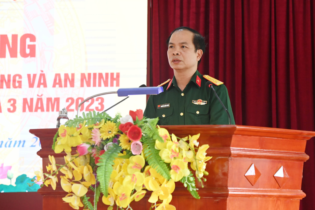 Đại tá Nguyễn Quang Hiến, Phó Bí thư Thường trực Đảng ủy, Chính ủy Bộ CHQS tỉnh, Ủy viên Hội đồng giáo dục QP&AN tỉnh Quảng ninh, phát biểu tại Lễ khai giảng.
