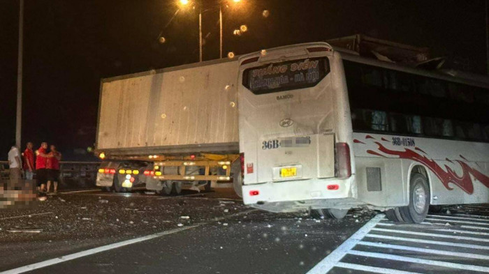 Phụ xe khách tử vong trong vụ tai nạn trên cao tốc Pháp Vân - Cầu Giẽ 1