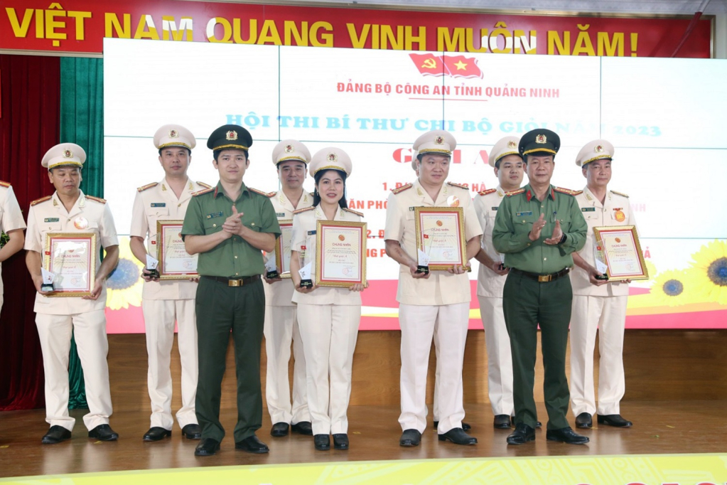 Thiếu tá Bùi Thị Thúy Hiền nhận giải A Hội thi Bí thư Chi bộ giỏi năm 2023 của Đảng bộ Công an tỉnh. Ảnh: Nhân vật cung cấp