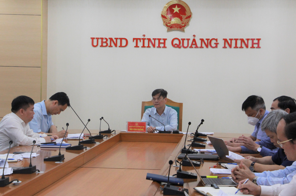 Đồng chí Bùi Văn Khắng, Phó Chủ tịch UBND tỉnh phát biểu chỉ đạo tại cuộc họp