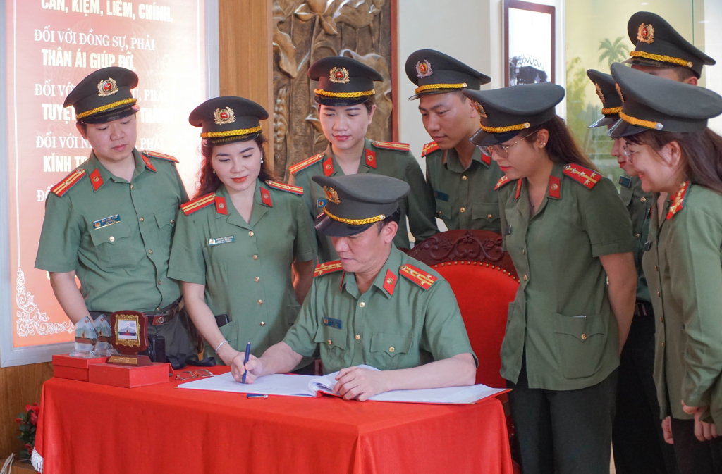 Lãnh đạo Phòng An ninh chính trị nội bộ (Công an tỉnh) ghi sổ lưu niệm tại Khu lưu niệm Sáu điều Bác Hồ dạy CAND tỉnh Bắc Giang. Ảnh: CTV