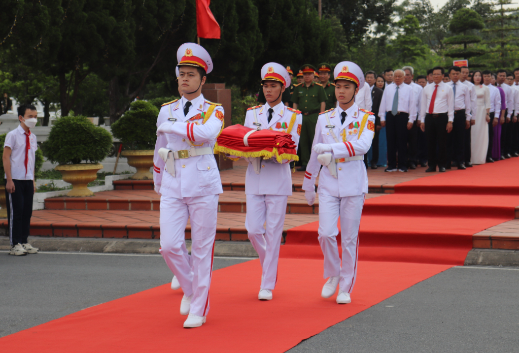 Lá cờ được trang trọng rước qua tượng đài Chủ tịch Hồ Chí Minh.