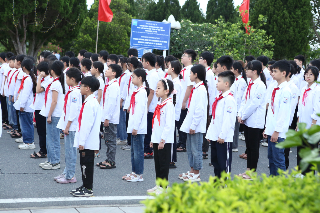 Các em học sinh tham gia Lễ Thượng cờ trong không khí trang nghiêm.