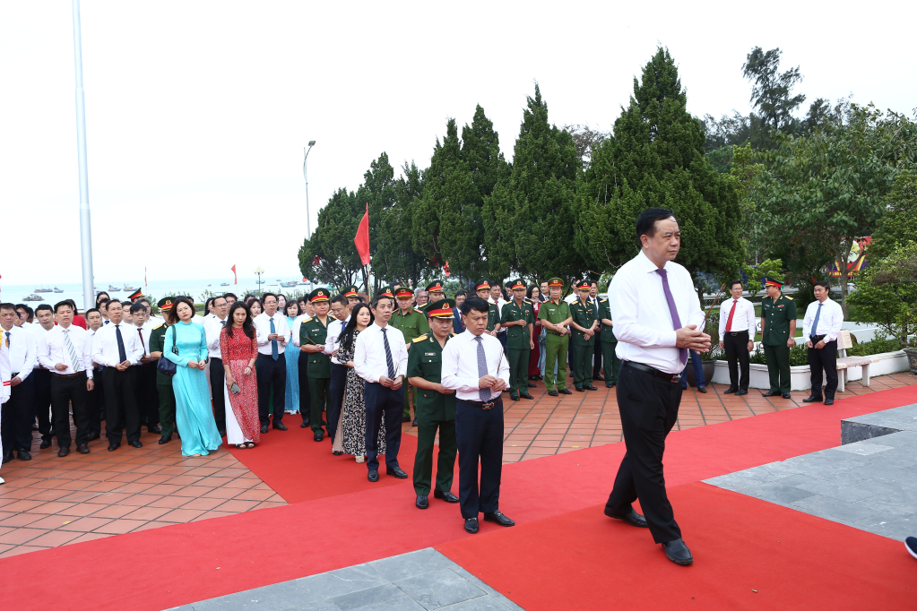 Các đại biểu dâng hương tại tượng đài Chủ tịch Hồ Chí Minh.