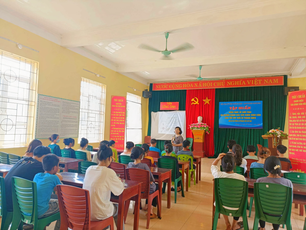 Hội LHPN tỉnh Tập huấn kiến thức về SKSS cho trẻ vị thành niên, thanh niên trên địa bàn xã Phong Dụ (huyện Tiên Yên).