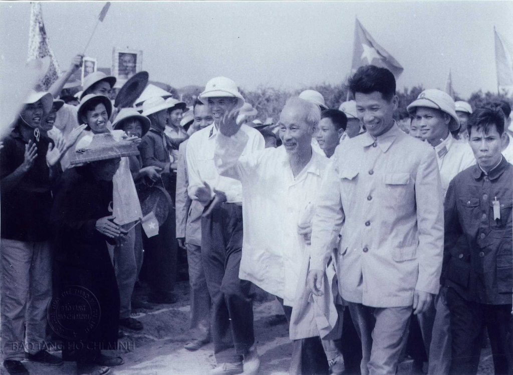 Bác Hồ về thăm đảo Cô Tô năm 1961.