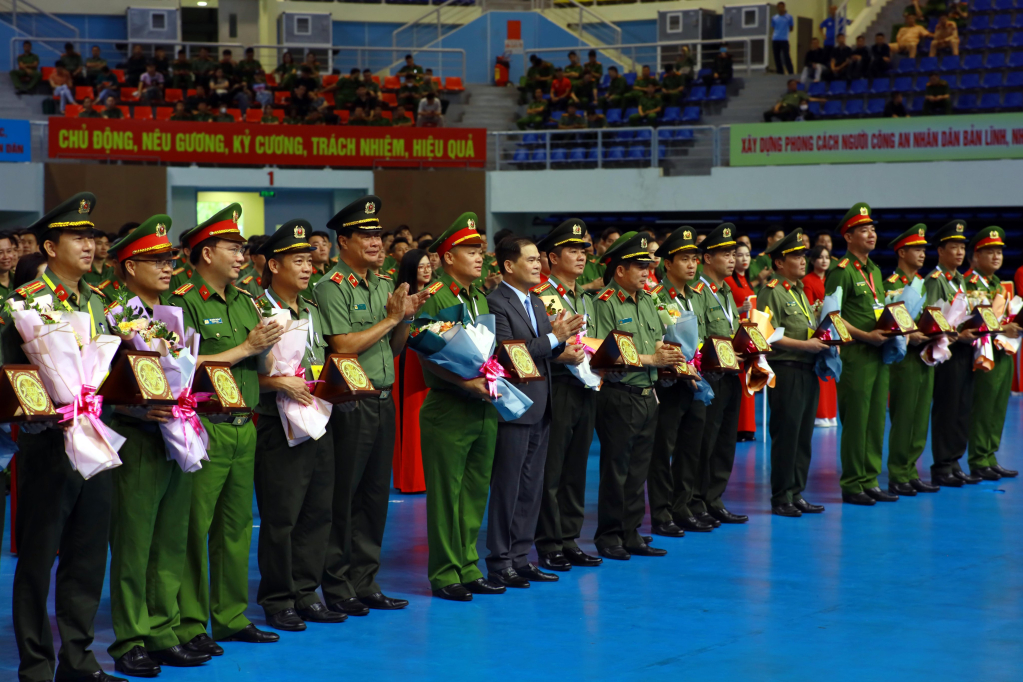 Đồng chí Bùi Văn Khắng PCT UBND tỉnh tặng hoa chào mừng các đoàn về Quảng Ninh tham dự Hội thi.