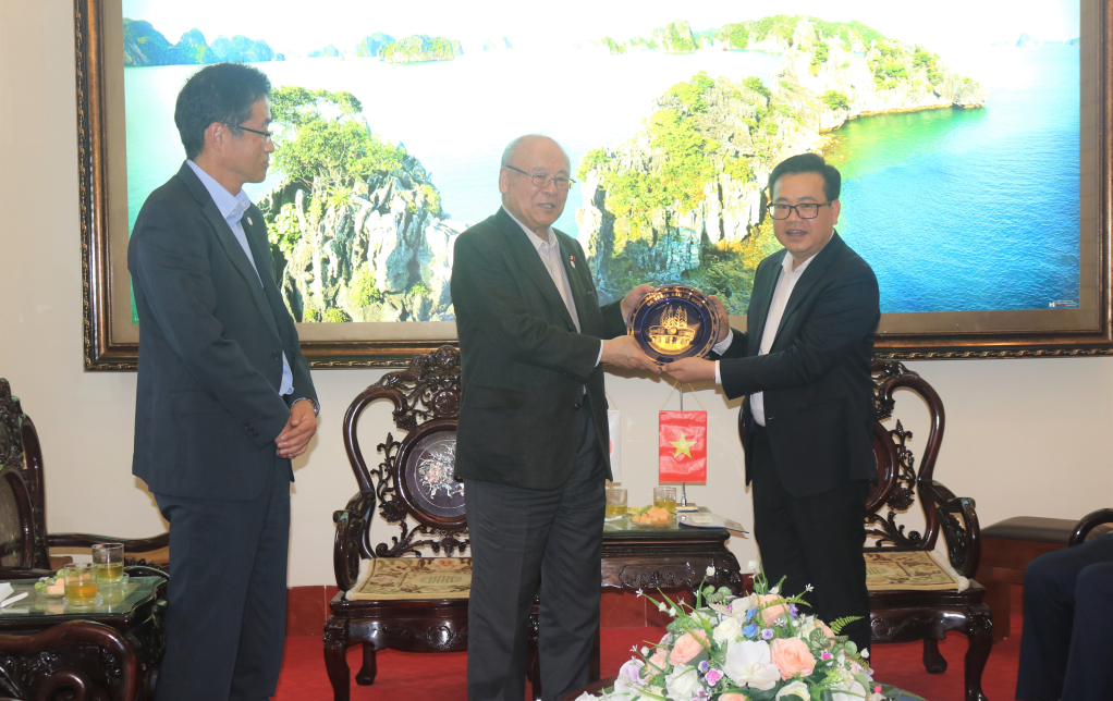 Lãnh đạo TP Móng Cái tặng quà Ông Takebe Tsutomu, Cố vấn đặc biệt Liên minh Nghị sĩ hữu nghị Nhật - Việt