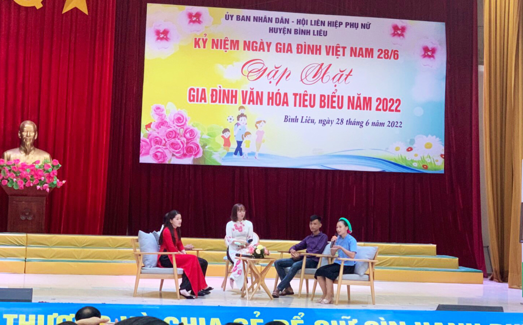 Hội Phụ nữ huyện Bình Liêu tổ chức chương trình toạ đàm trong khuôn khổ buổi lễ gặp mặt gia đình văn hoá tiêu biểu huyện Bình Liêu năm 2022. Ảnh địa phương cung cấp.