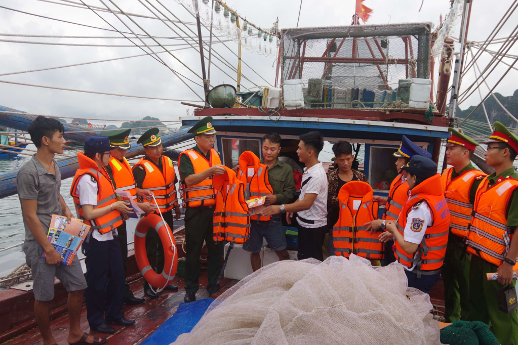 Hải đội 2 (BĐBP tỉnh) phối hợp tổ chức tuyên truyền pháp luật và tặng cờ Tổ quốc cho ngư dân.